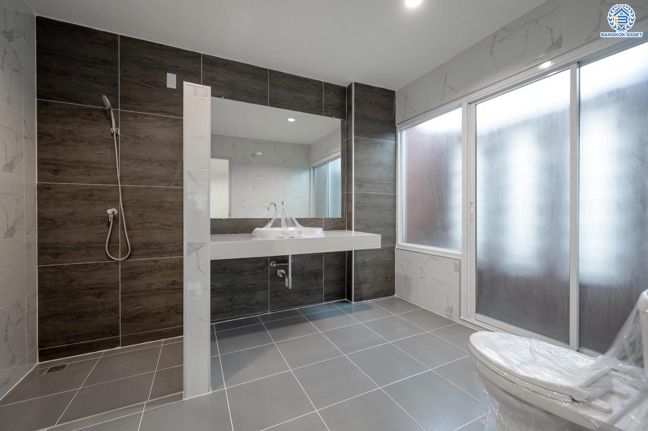 บ้านมือสองตกแต่งใหม่ โครงการ นาราภิรมย์ พุทธมณฑลสาย3 ตกแต่งหรูหรา เนื้อที่ 100 ตร.ว. พื้นที่ใช้สอย 218.73 ตร.ม. ฟังก์ชัน 3 ห้องนอน 4 ห้องน้ำ 1 ห้องแม่บ้าน จอดรถได้ 2 คัน บนทำเลเชื่อมต่อเมือง ใกล้เซ็นทรัลศาลายา, เดอะมอลล์บางแค และทางคู่ขนานลอยฟ้าบรมราชชนนี รายล้อมด้วยสิ่งอำนวยความสะดวกครบ